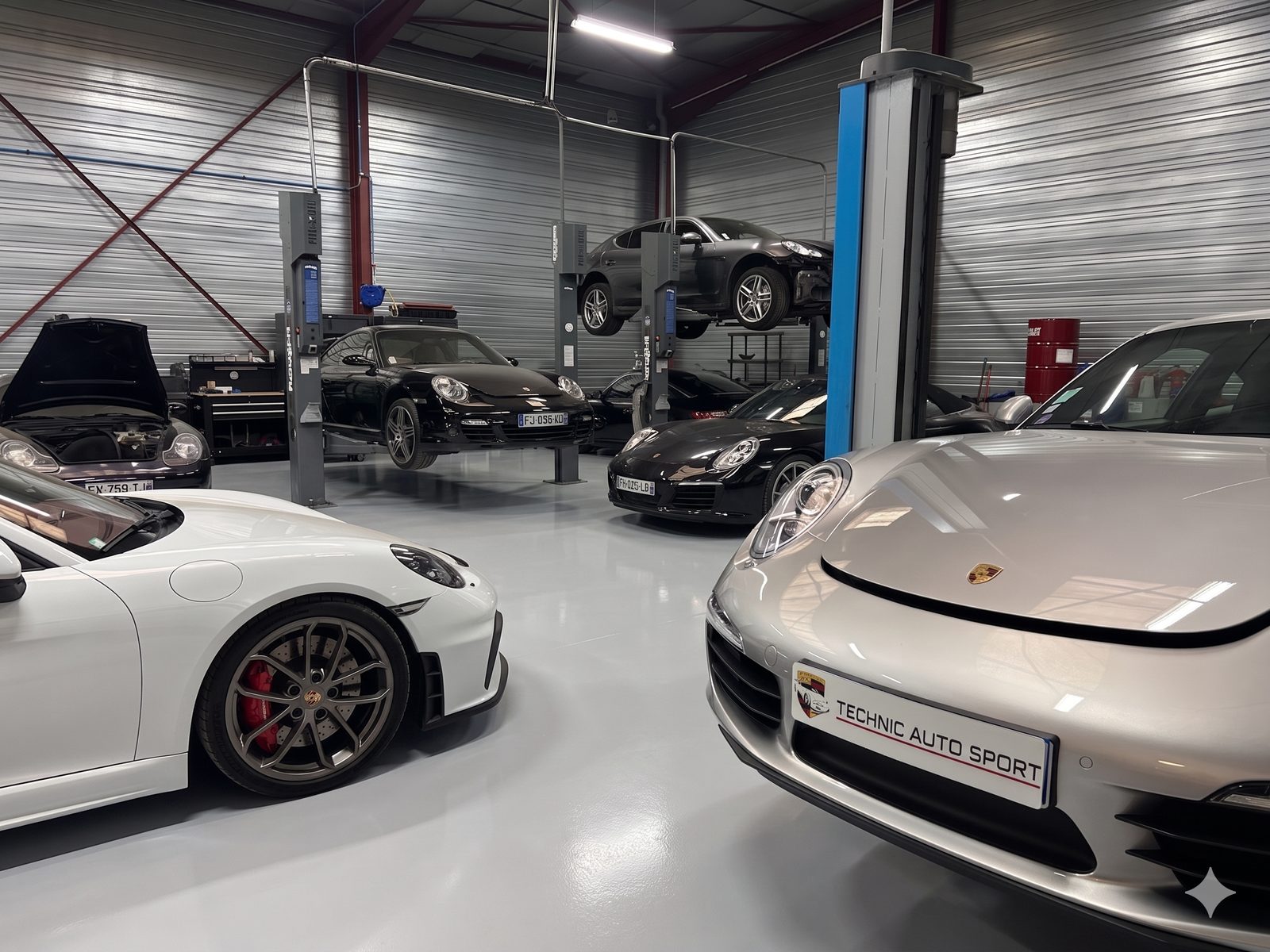 L'équipe Technic Auto Sport au travail sur une Porsche 911